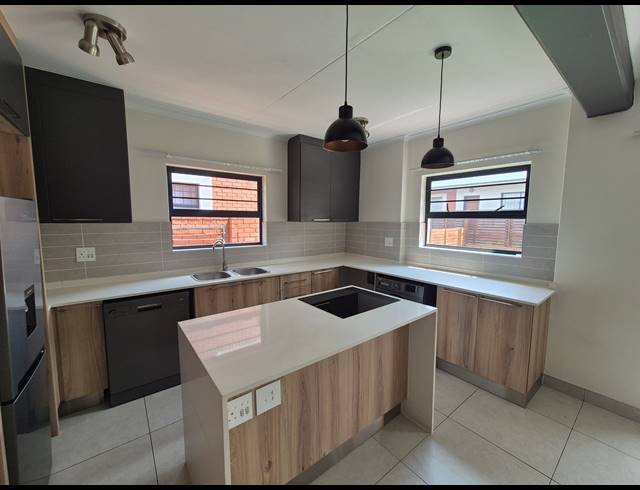 3 BEDROOM DUPLEX TO LET IN GLEN MARAIS